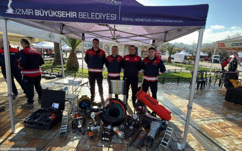 İzmir’de 6 Şubat anması: Enkazdan umut çıkaran ekipmanlar sergilendi 1 08022026 91348 GcGOMg