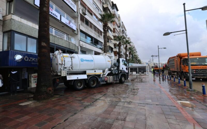 İzmir Büyükşehir Belediyesi sahada: 412 iş makinesi, 1365 personelle yağış mesaisi 1 13022026 7d3014ec 076c 450b B82d C6744b9eeff2 4oIyyl