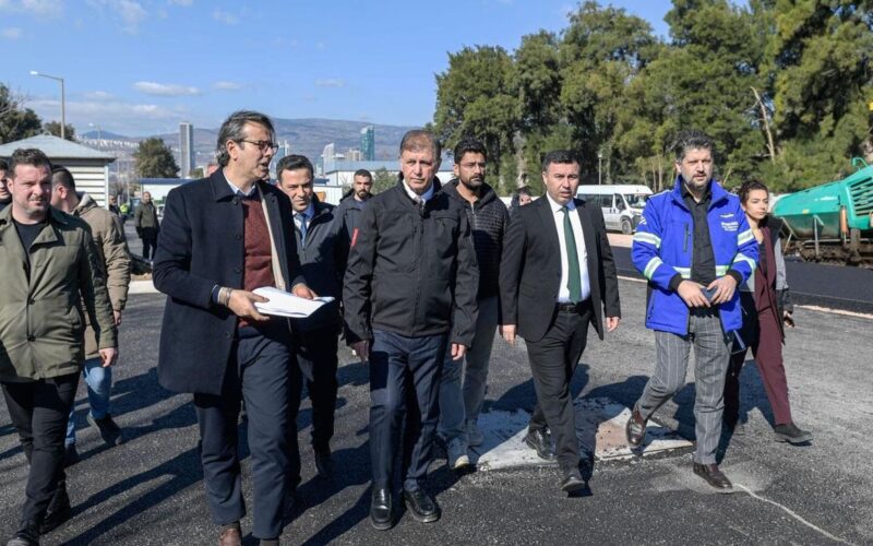Başkan Cemil Tugay Asfalt çalışmalarını sahada inceledi 1 28022026 85750 3 0iRtl6