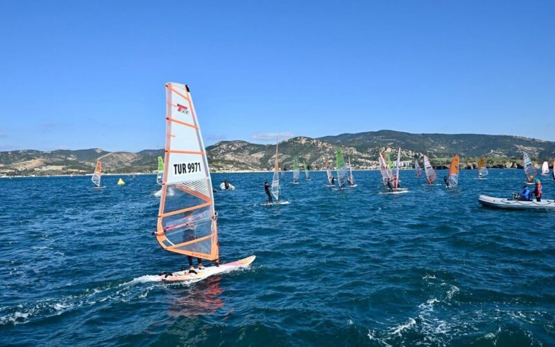 Foça’da Valilik Kupası Yelken Yarışları başladı 1 5 1 1 AEAM2O