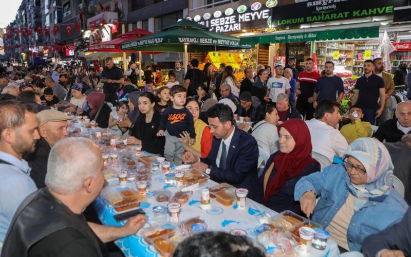 Bayrakli Belediyesi Ramazan Sofralarini Mahallelere Tasiyor 3