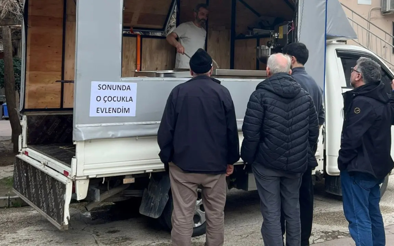 “Sonunda o çocukla evlendim” yazılı lokma dağıtımı gülümsetti 1 Adsiz Tasarim 2026 02 07t153925992 R5tfZW