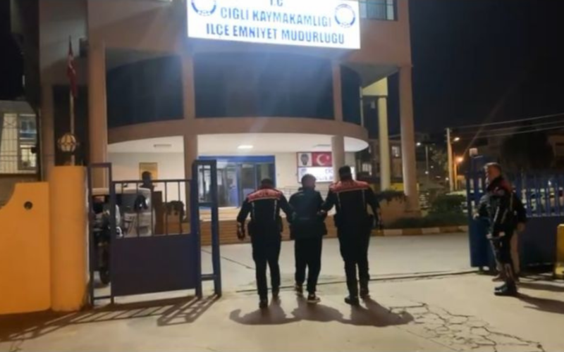 10 yıl hapis cezalı şüpheli İzmir’de polisten kaçamadı 1 Adsiz Tasarim 2026 02 24t110852816 JYS9GZ