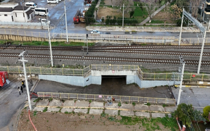 İzmir'de felaketi getiren alt geçitte daha önce de bir okul servisi suda kalmış 1 Alt Gecit OhWfqk