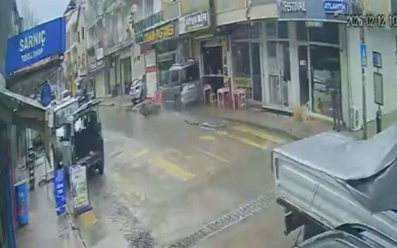Seyir halindeyken şekeri düştü: Kontrolden çıkan araç pastaneye daldı 1 Aw640934 1778922089 PGQtIv