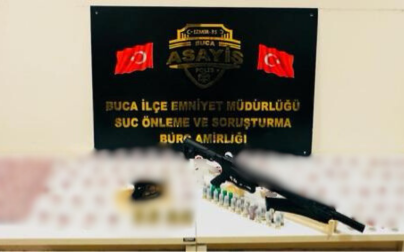 Buca’da polis operasyonu: Evden ruhsatsız silah ve binlerce sentetik ecza çıktı 1 Bucaaa 4OUvd0