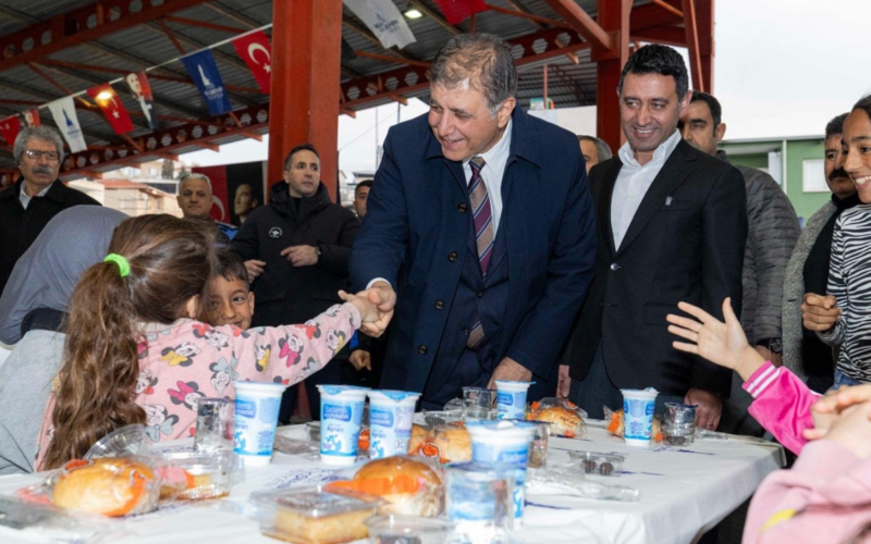 İzmir'de iftar programının ikinci durağı Bayraklı oldu 1 Izmir Buyuksehir Ifat OWxMye