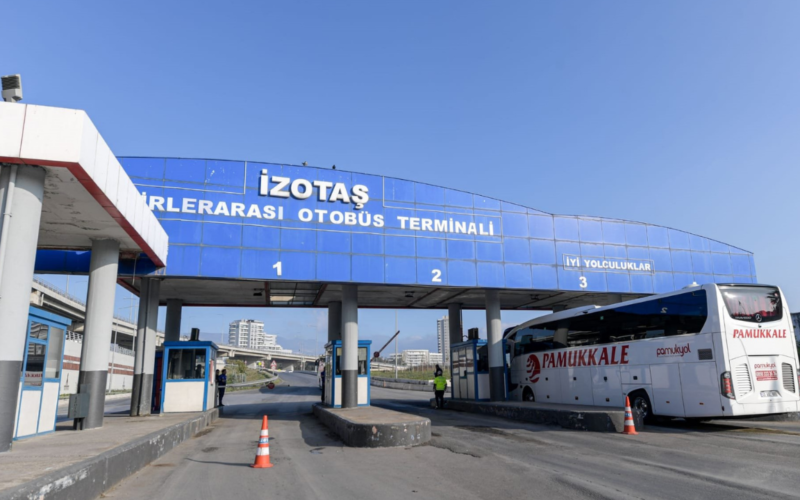 İzmir’de kırık kapıyla yolcu taşıyan otobüs firmasına ceza 1 Izmir Yagmur 5 70 1 VrYyyG