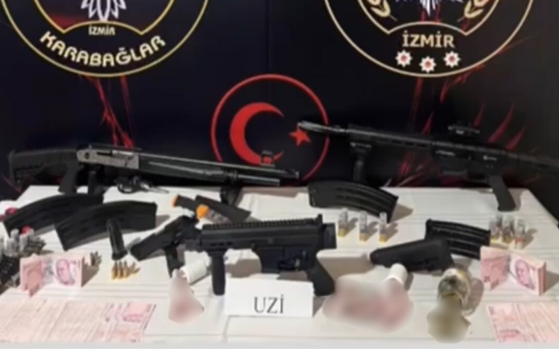 Karabağlar’da cephanelik gibi ev: 3 şüpheli yakalandı 1 Karabaglarda Cephanelik Gibi W4ZYY3