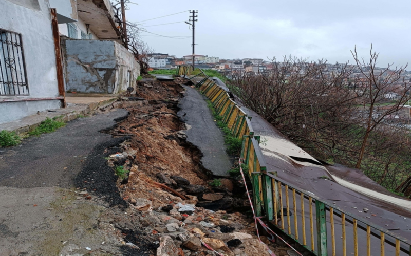 Konak'ta sağanak sonrası asfalt yol çöktü 1 Konak Yol Cokmesi DOP2uy