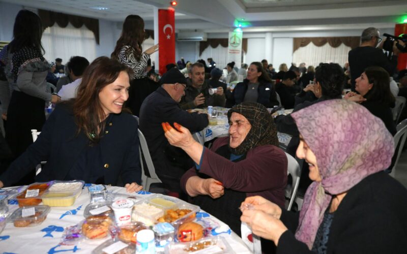 Karşıyaka'da ilk iftar sofrası Cumhuriyet Mahallesi'nde kuruldu 1 Ksk Iftar