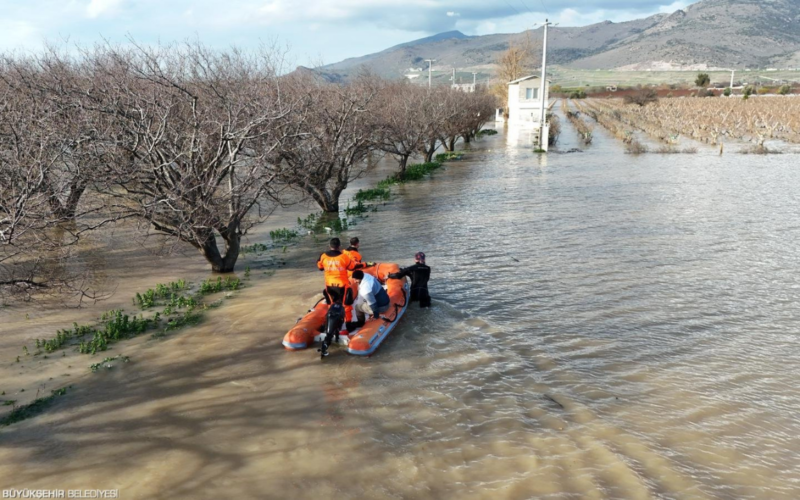 İzmir İtfaiyesi sel altında kalan tavuk çiftliğindeki hayvanları kurtardı 1 Zilan Web Haber Canva 72 EWXi8F