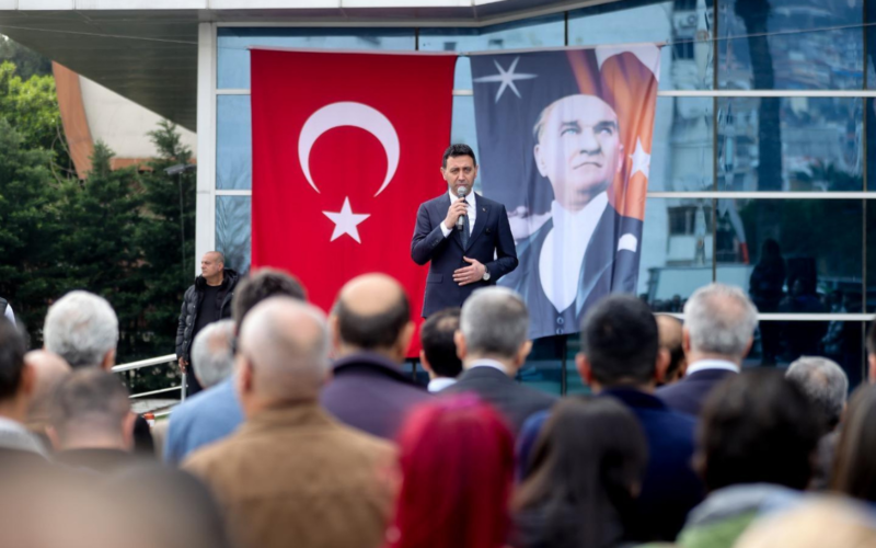 Bayraklı'da bayram coşkusu belediye çalışanlarıyla paylaşıldı 1 Bayrakli Belediyesinde Bayramlasma1 JH3ojN