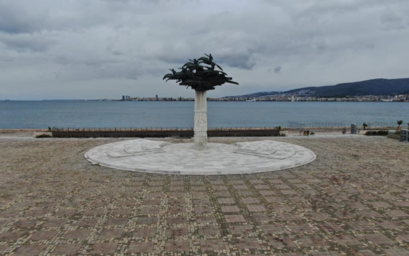 İzmir’de bayram tatili sessizliği Gündoğdu Meydanı’na yansıdı 1 Bayram Sessizligi Gundogduya Yansidi OAbE6a