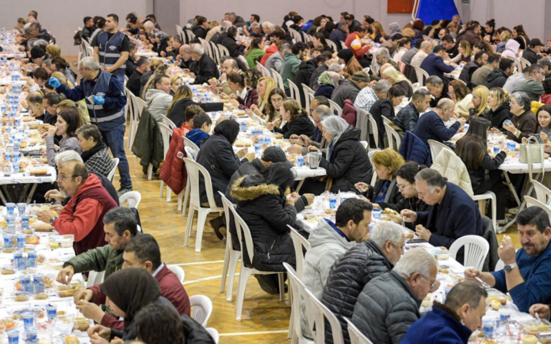 Büyükşehir'in iftar sofrası bu kez Foça'da kuruldu 1 Buyuksehirin Iftar Sofrasi Bu Kez Focada Kuruldu JZWEoN