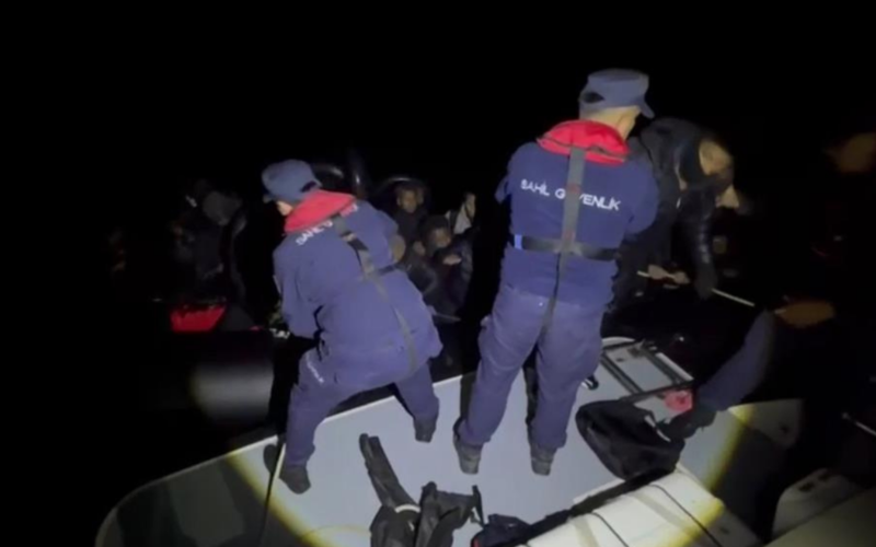 Cesme Aciklarinda 34 Duzensiz Gocmen Yakalandi ZlVvP8