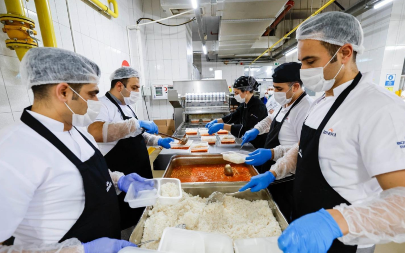 İzmir Büyükşehir Belediyesinin iftar sofrası bugün Çiğli Evka‑2 Kapalı Pazaryeri’nde kuruluyor 1 Is Insani 2026 03 01t125240514 XrsOMa