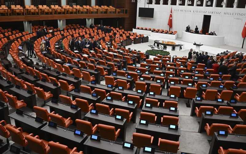 Meclis’e ilginç talepler: Kuzen evliliği yasaklansın, engellilere ücretsiz uçak bileti istendi 1 Is Insani 2026 03 22t222521650 YFK778