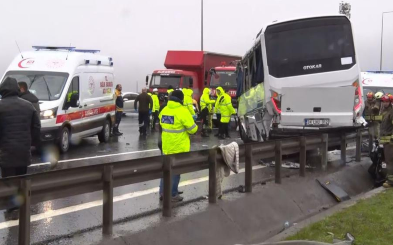 Istanbulda Trafik Kazasi 1 Polis Sehit Oldu MRcAS0