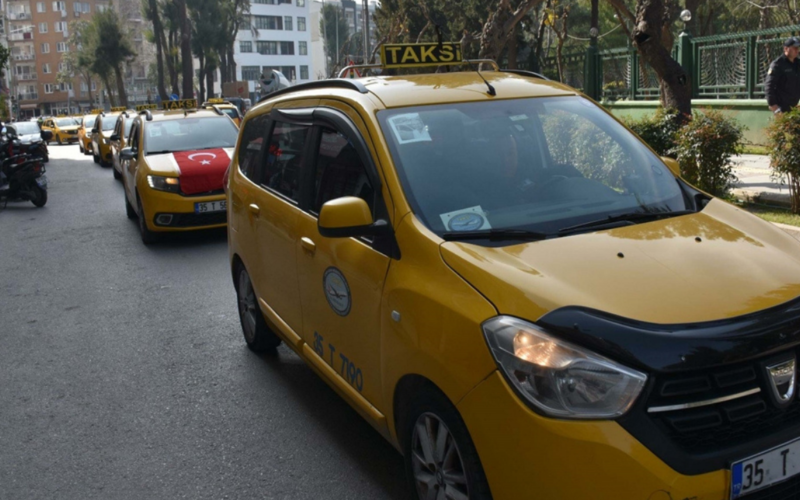 Izmirde Sari Isyan Oldurulen Taksicinin Meslektaslarindan Konvoylu Tepki1 TL9XdZ