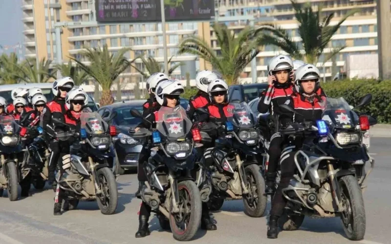 İzmir'de Yunus Timleri’nden huzur mesaisi: 132 aranan şahıs yakalandı! 1 Izmirde Yunus Polisleri Guven Veriyor AqJ11D