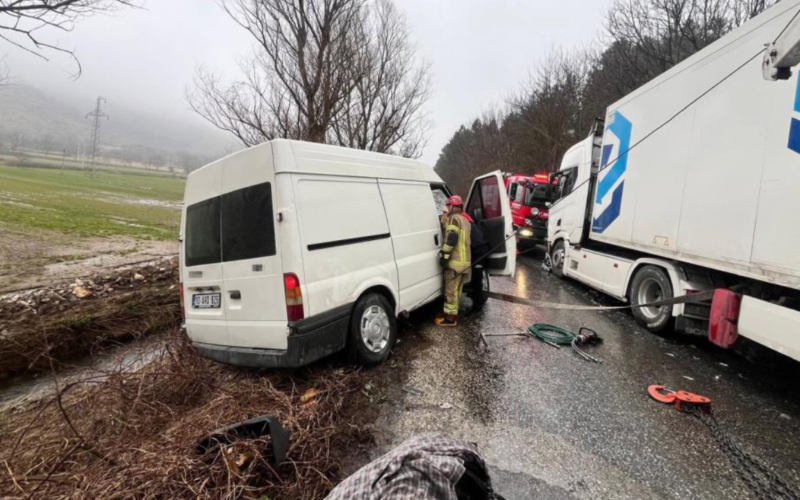 Ödemiş’te direksiyon hakimiyeti kaybolan sürücü tırla çarpıştı: 2 yaralı 1 Odemiste Tir Kazasi Vk41PE