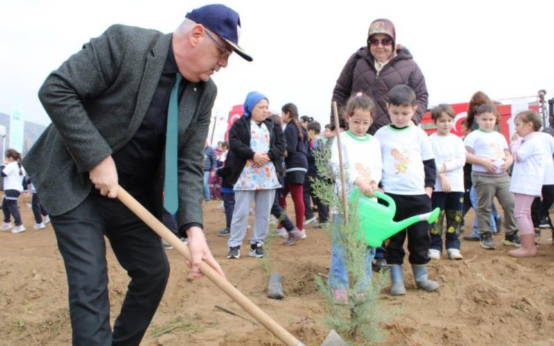Odemiste Yangin Bolgesi Yeniden Yeseriyor Yuzlerce Fidan Toprakla Bulustu DuQIDn
