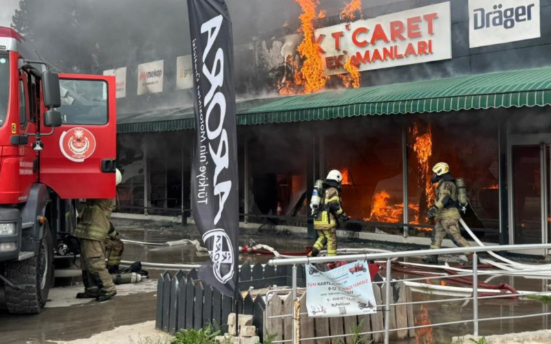Torbalı'da iş güvenliği malzemeleri satan iş yeri alevlere teslim oldu 1 Torbalida Is Guvenligi Malzemeleri Satan Is Yeri Oucalv