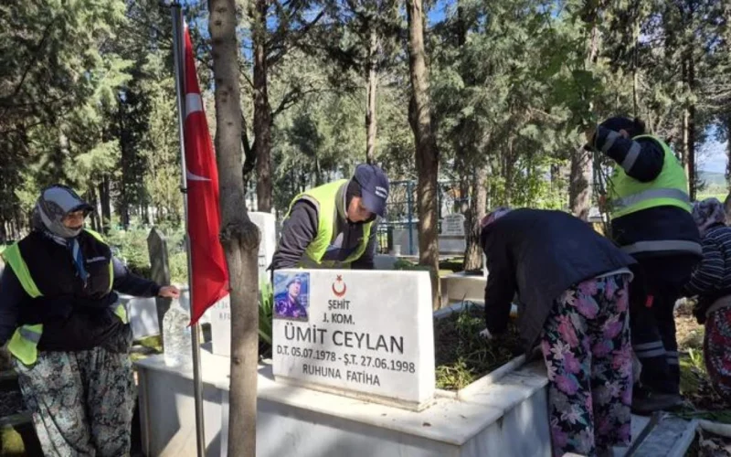 Yoğun Yağışların Ardından Şehitliklerde Hummalı Çalışma 1 Yogun Yagislarin Ardindan Sehitliklerde Hummali Calisma 69a5871485eef