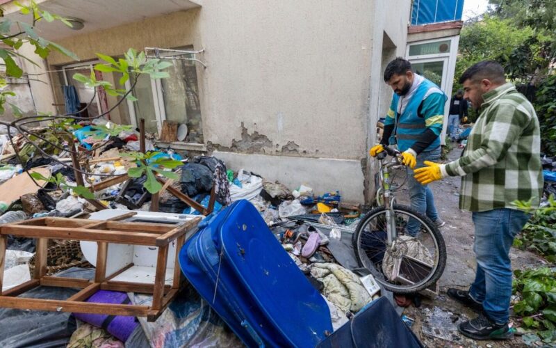Bostanlı’da çöp ev temizlendi: 3 ton atık çıkarıldı 1 7 11 J6cPi3