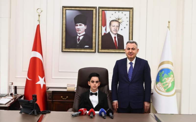 İzmir Valiliği’nde 23 Nisan geleneği: Makam koltuğu öğrenciye devredildi 1 Adsiz Tasarim 96 1 Q08IgY