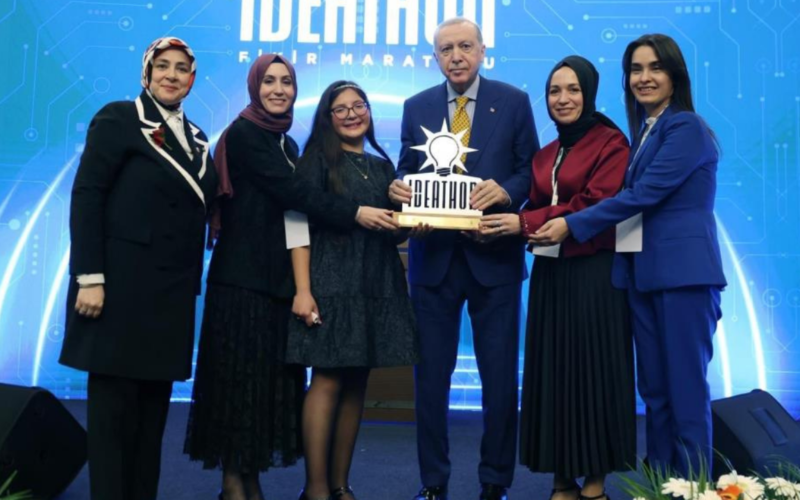 AK Parti Karşıyaka Kadın Kolları, ödülünü Cumhurbaşkanı Erdoğan'dan aldı 1 Ak Parti Karsiyaka Kadin Kollari Odulunu Cumhurbaskani Erdogandan Aldi 53dv7I