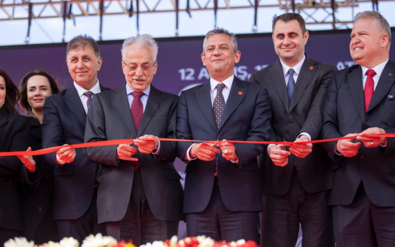 Baskan Tugay Izmir Chpli Baskanlariyla Hizmetin Sehridir FhiRwE