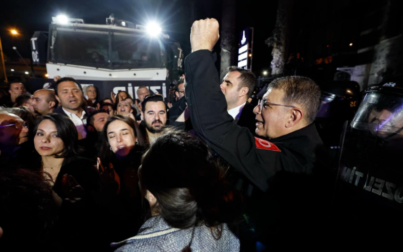 Cemil Tugay polis barikatı önünde 24 saat bekleyeceğini bildirdi 1 Cemil Tugay Polis Meslek Fabrikasi Umrja9