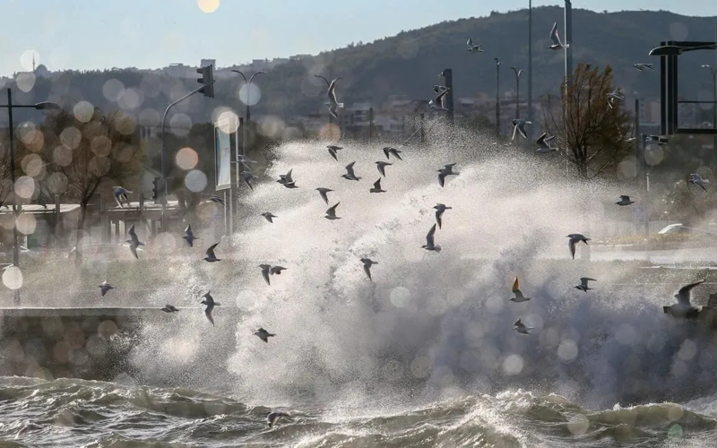 İzmir için fırtına alarmı: 8 ilçeye sarı kod uyarısı 1 Is Insani 2026 04 01t151159769 IGRr8V