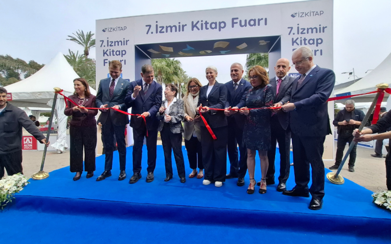 Kültürpark’ta edebiyat rüzgarı: İZKİTAP kapılarını açtı 1 Is Insani 2026 04 17t173246398 HL1kzA