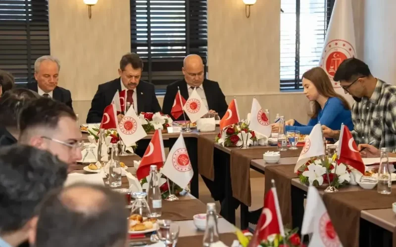 Izmir Cumhuriyet Bassavciligi Acikladi Hangi Suclarda Artis Var 1771401157 Wsmzqk