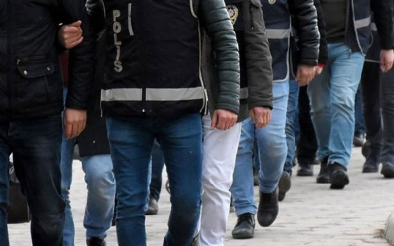 İzmir dahil 4 ilde sahte avukatlık çetesi çökertildi: 35 şüpheliden 28’i tutuklandı 1 Izmir Dahil 4 Ilde Sahte Avukatlik Cetesi Cokertildi1 UyWaSS