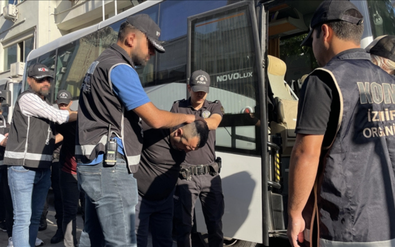 İzmir'de nitelikli dolandırıcılık operasyonu: 32 gözaltı 1 Izmirde Nitelikli Dolandiricilik Operasyonu 3yPkFE