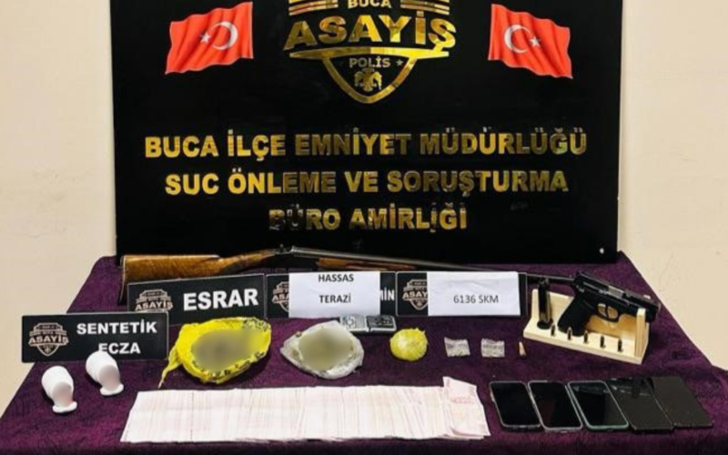 İzmir'de uyuşturucu operasyonunda 5 şüpheli gözaltına alındı 1 Izmirde Uyusturucu Operasyonunda 5 Supheli Yakalandi MvCMXw