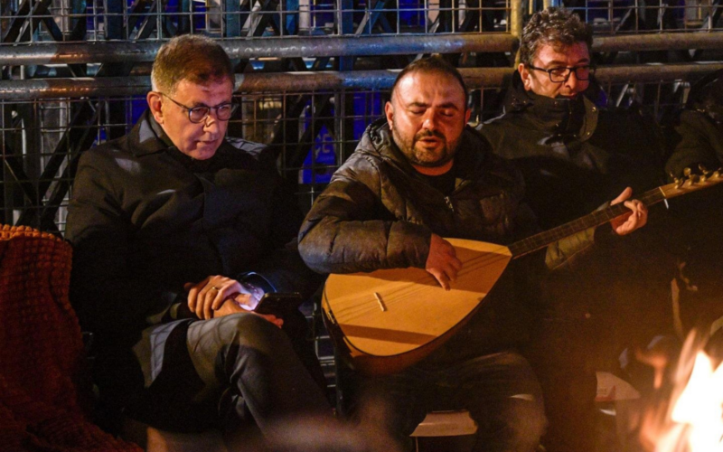 Meslek Fabrikasi Onunde Gece Nobeti HdsdSv