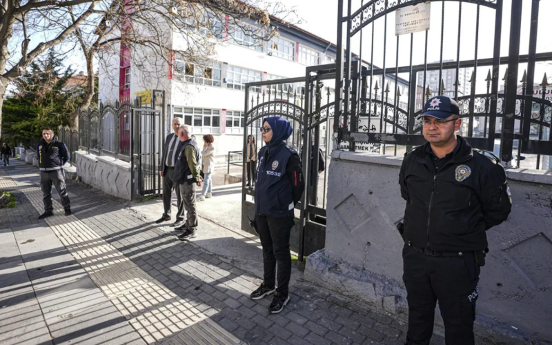 Türkiye genelinde okullarda güvenlik önlemleri artırıldı: En az iki polis görevlendirildi 1 Okul Polisi LanNAX