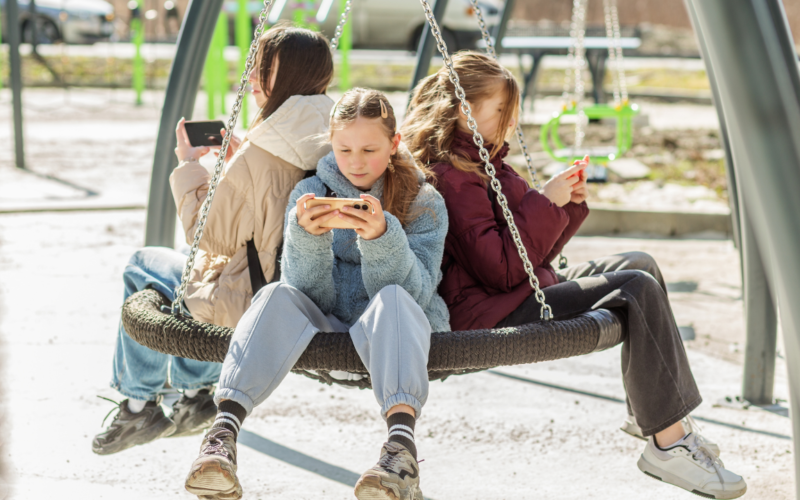 Telefon Oynayan Cocuk Utmzj6