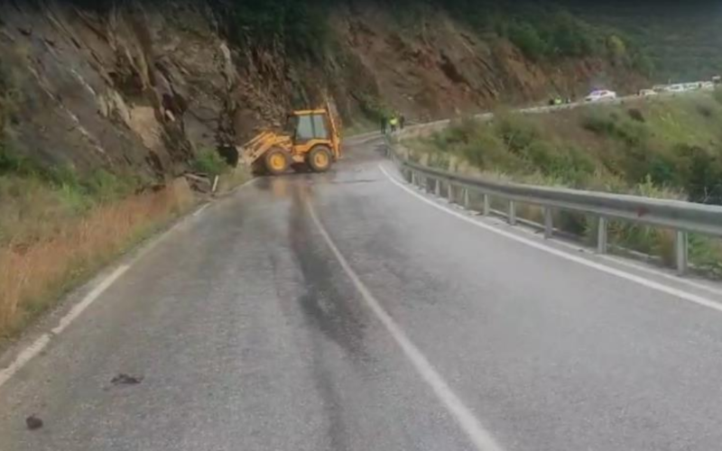 Ödemiş yolunda toprak kayması: Ulaşım kontrollü sağlanıyor 1 Turgutlu Odemis GgOery