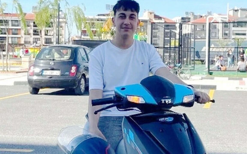 15 Yasindaki Surucu Hayatini Kaybetti KmBD46