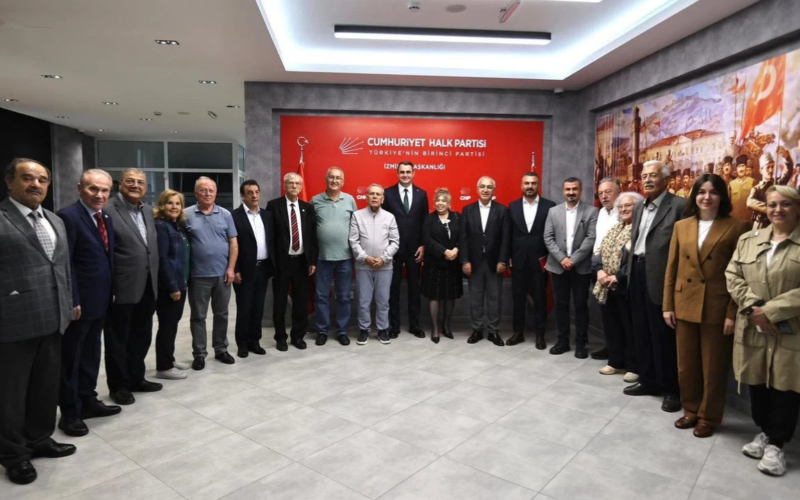 CHP’nin İzmir’deki “kıdemli isimleri” yeniden bir arada: CHP’yi parçalamaya kimsenin gücü yetmez 1 C H P 5 MuR4eJ