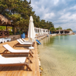 Cesmede 2026 Yaz Sezonu Fiyatlari Belli Oldu Bazi Beach Club Ucretleri 5 Bin Tlye Ulasti FEJSpC Scaled