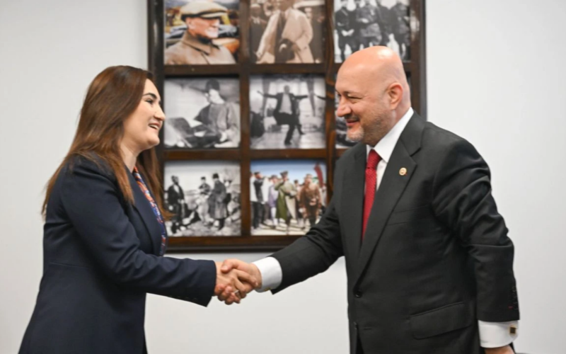 Chp Ve Ak Parti Bayramlasti HUHscG