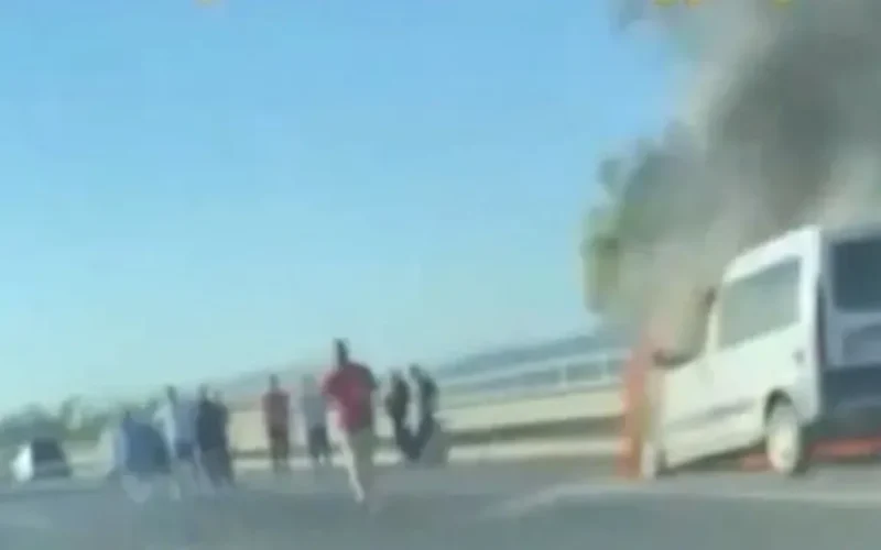 Bayram dönüşünde korkutan yangın: Seyir halindeki otomobil alev topuna döndü