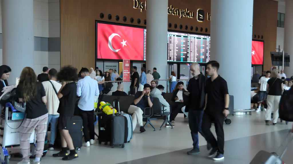 İzmir Son Dakika Haberleri 21 Bayram dönüşü başladı: Havalimanlarında yoğunluk